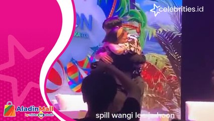 Lee Je Hoon Peluk Erat Fans Beruntung di Atas Panggung