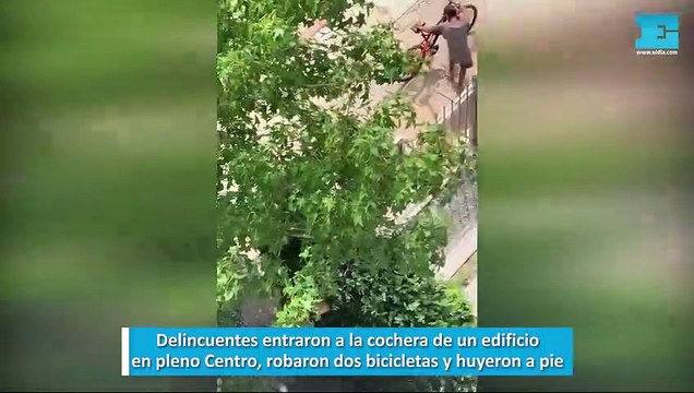 Delincuentes entraron a la cochera de un edificio en pleno Centro, robaron dos bicicletas y huyeron a pie