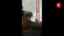 Sauvetage d'un homme en haut d'une grue