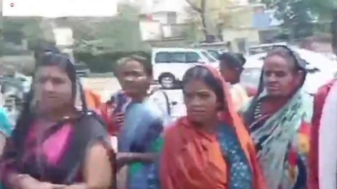 सिंगरौली: मनमाने बिजली बिल से परेशान महिलाओं ने किया जमकर हंगामा