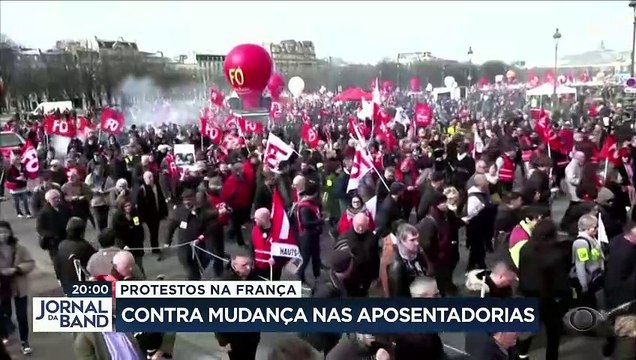 Protestos na França contra mudança na aposentadoria 20/03/2023 12:05:42