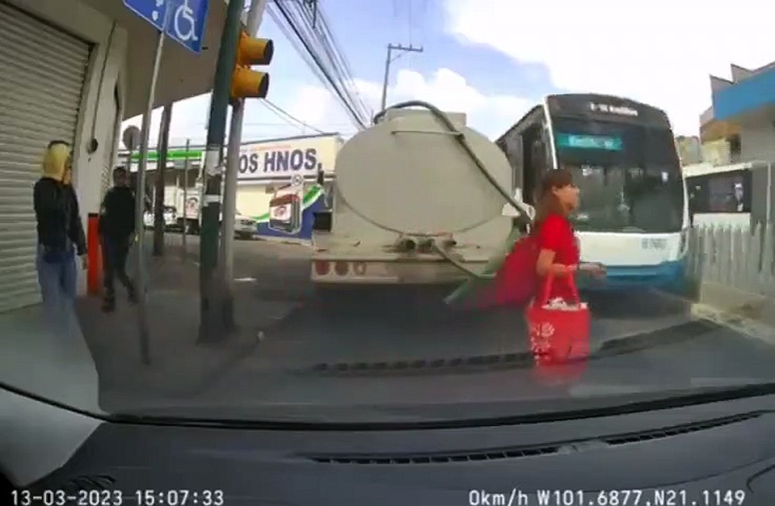 Une femme oublie un détail plutôt important avant de traverser une route