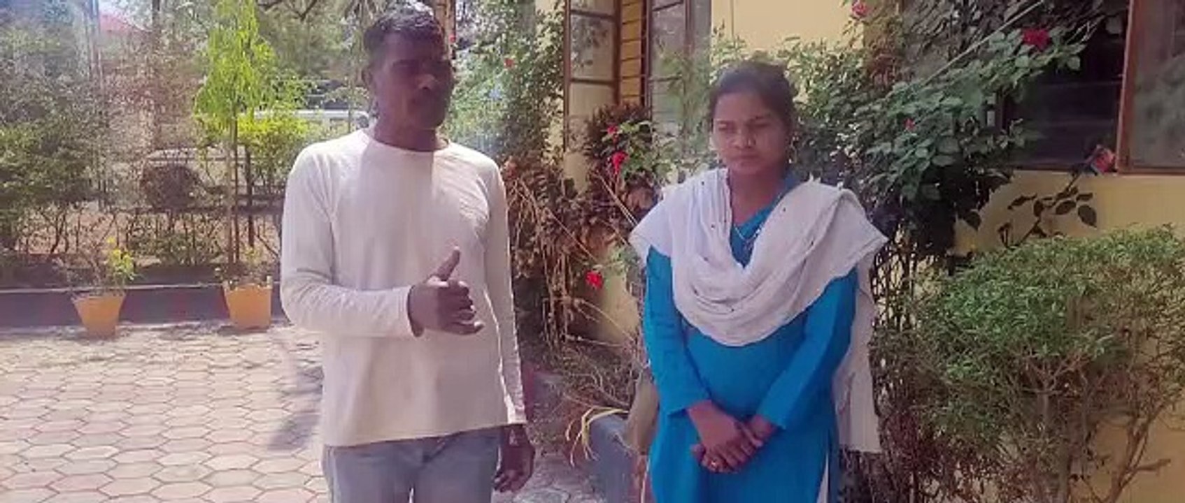 पुलिस लाइन में पिता के कार्य को समझती मीना