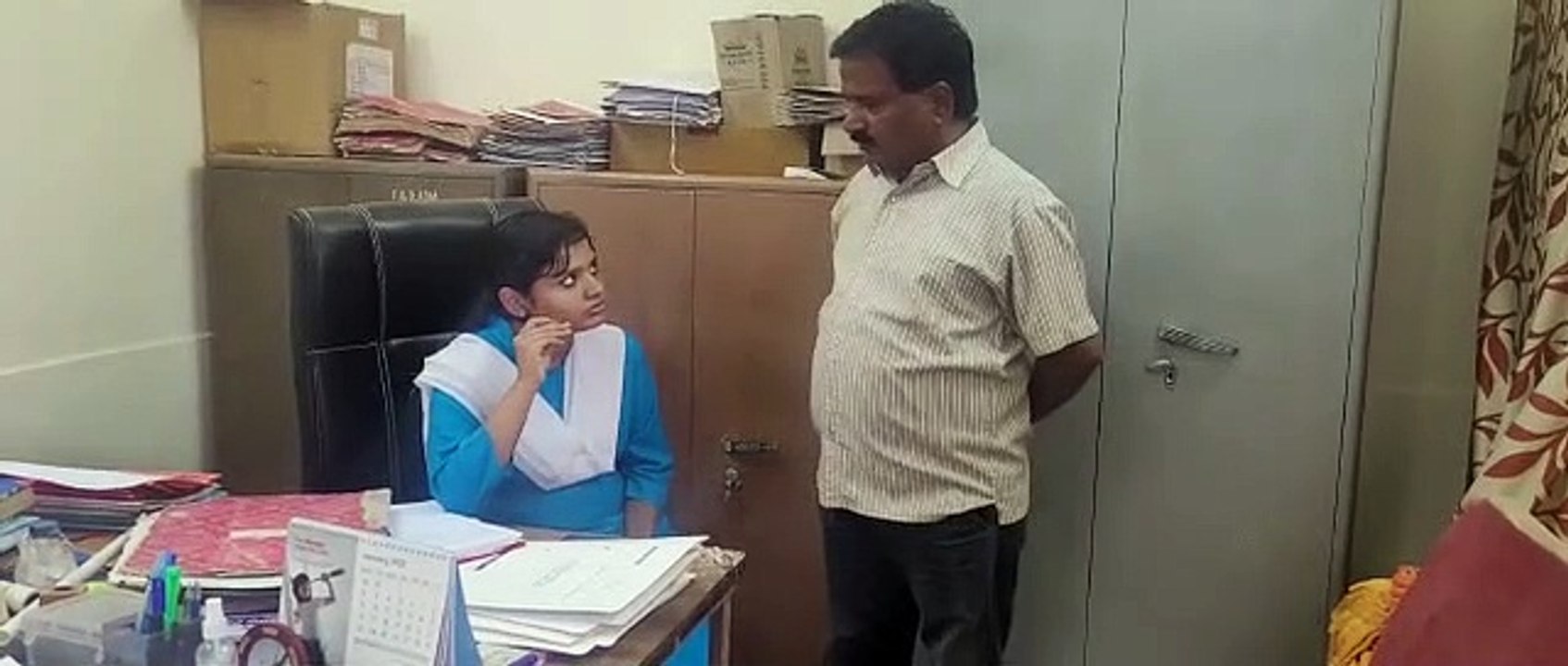 पिता के कार्यालय में कार्य समझती आदिती खरे