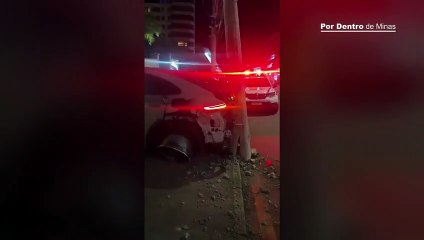 Empresário bêbado bate em poste e destrói Porsche de R$ 1 mi em Nova Lima