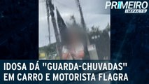 Irritada com carro parado, idosa bate com guarda-chuva em veículo
