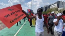 Miles de personas piden en Sudáfrica la dimisión del presidente Ramaphosa