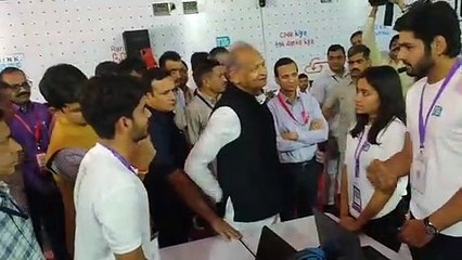 सीएम ने देखी एक्सीडेंट फ्री कार, हैकाथॉन में किया युवाओं से संवाद