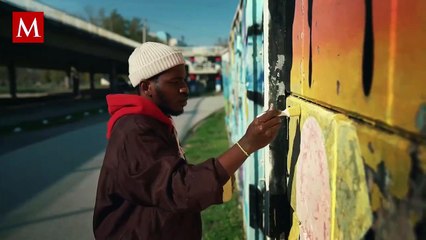 Artista callejero acepta propinas mediante pago con tarjeta y código QR en Ámsterdam