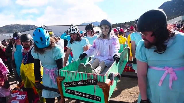 Corrida de caixões atrai milhares ao Colorado