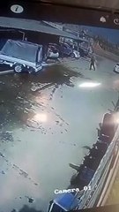 Bir taraf arabayı iterken, diğer taraf arabanın boşta olduğu sanıp tutmaya çalışıyor