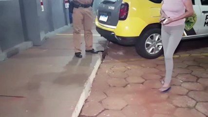 Tải video: Homem é detido após ameaçar esposa em Cascavel