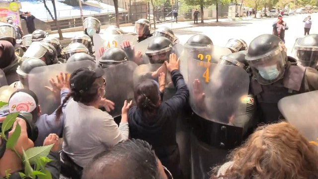 Maestros de Bolivia endurecen las protestas contra el nuevo plan de estudios