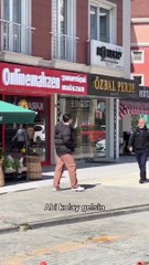 Lügatında “bilmiyorum” kelimesi olmayan yurdum insanına absürt adres sormak. [ @uberkuloz]