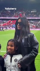 الفنانة كيم كارداشيان مع أطفالها في ملعب باريس سان جيرمان