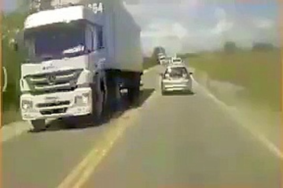 Carreta acerta carro em acidente na BR-493, no Rio de Janeiro