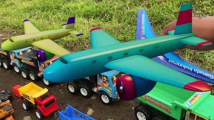 A Fully Loaded Tronton Truck Carrying Toys That Can Harm Other Drivers