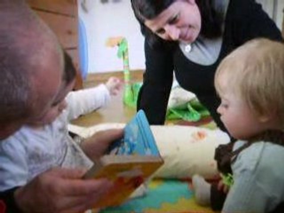 Elle joue avec mon livre...