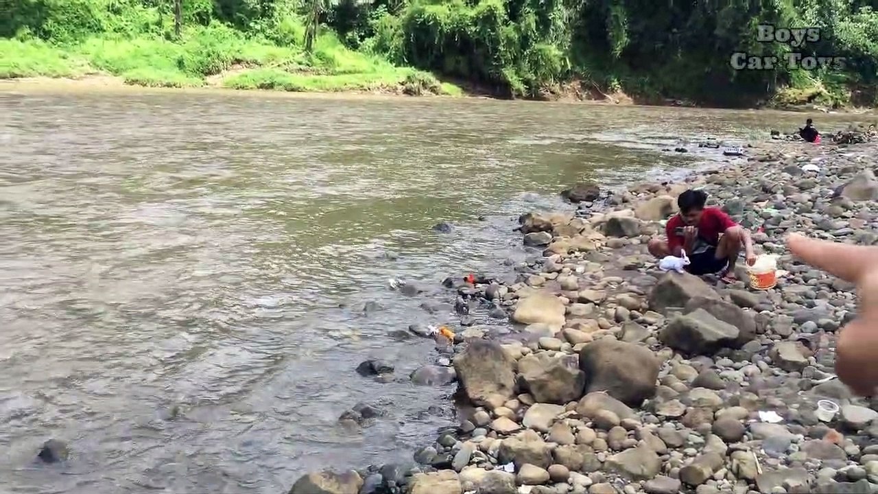 The truck overturned and was almost carried away by the river current