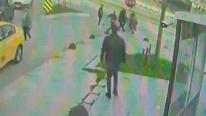 Bindikleri takside, "Tüm gün bize çalışacaksın" diyen şüphelilere meydan dayağı kamerada