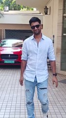 डैशिंग लुक में दिखे Vicky Kaushal