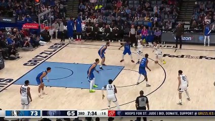 Dillon Brooks chambre le banc des Mavericks