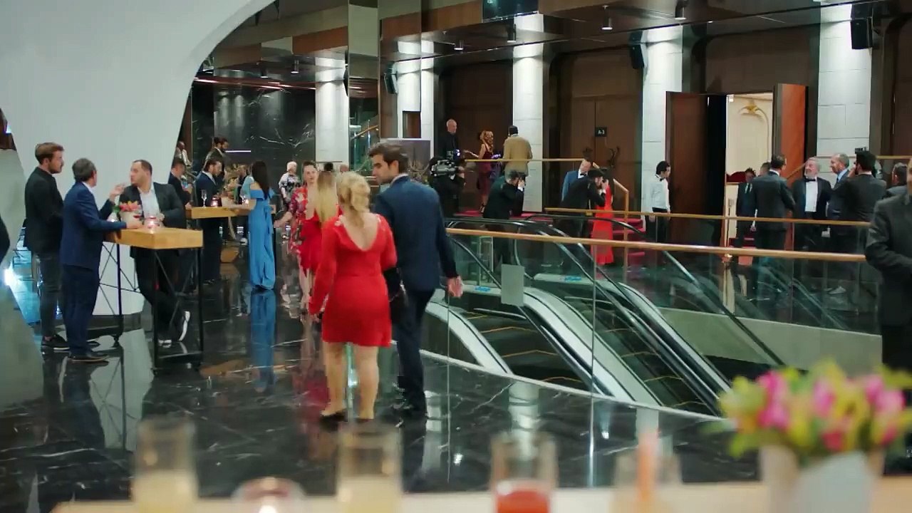 باسها بالغلط فكرها حبيبته مقطع كامل