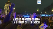 Francia, ancora proteste contro la riforma delle pensioni. La sfiducia al governo non passa