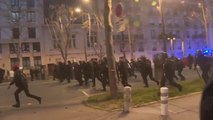 Manifestaciones violentas en París tras superar Macron las mociones de censura