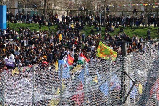 Diyarbakır'da Nevruz kutlamasında terör paçavrası açıp slogan atıldı