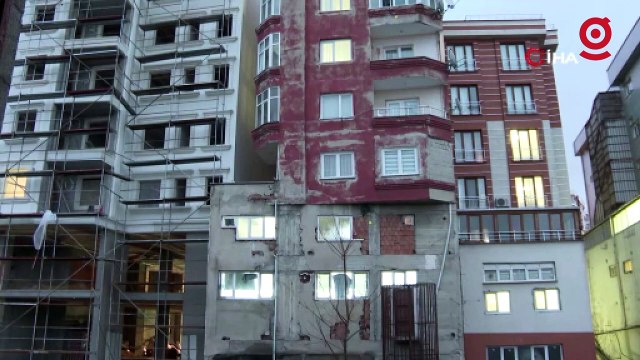 Sosyal medyada gündem olmuştu: İki farklı binanın üst üste konulmuş gibi göründüğü apartman yıkılıyor
