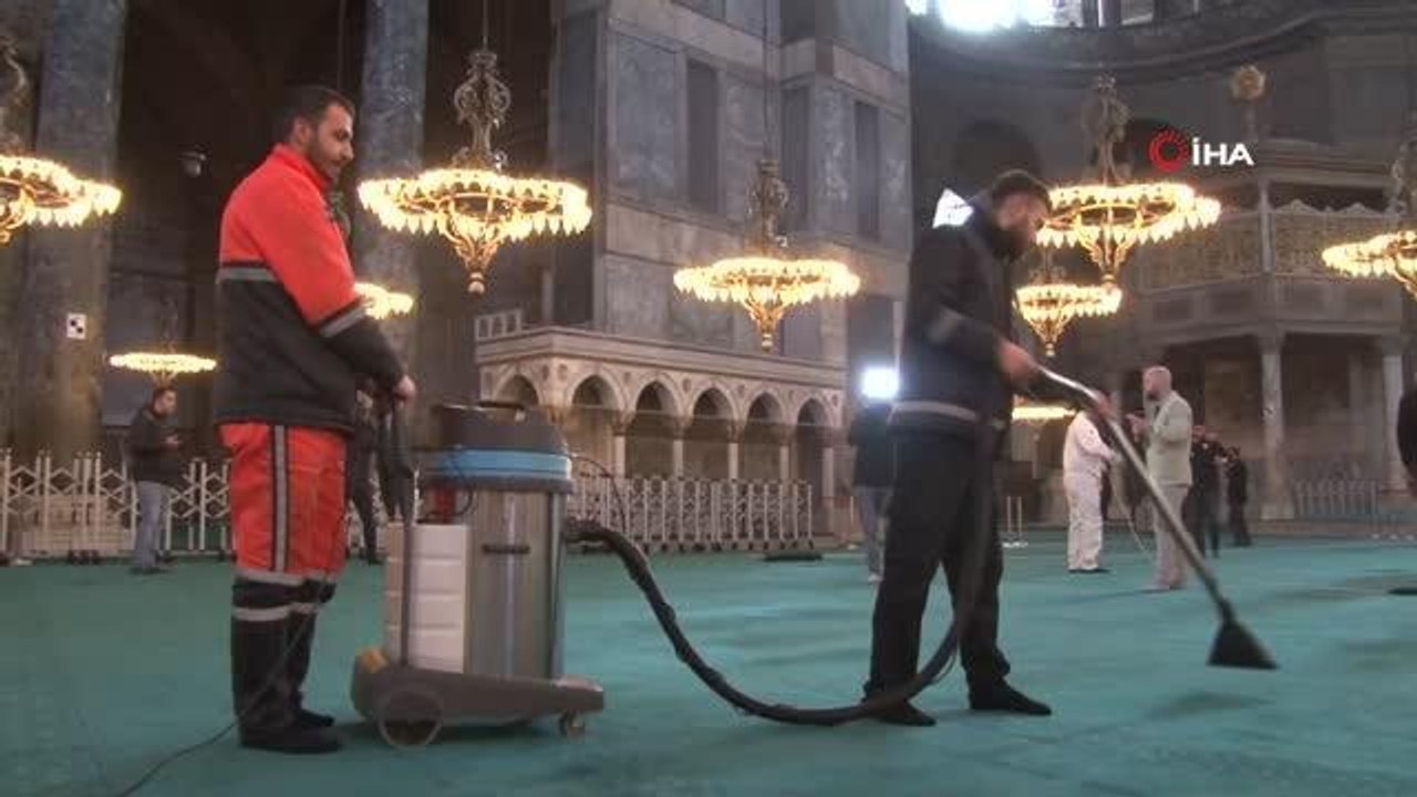 Ayasofya Camii Ramazan ayı öncesi gül suyu ile yıkandı