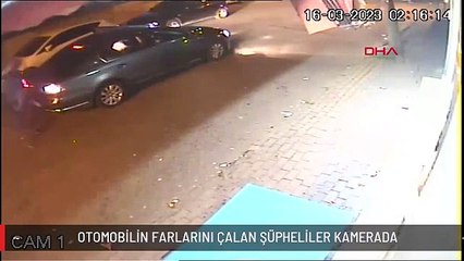 OTOMOBİLİN FARLARINI ÇALAN ŞÜPHELİLER KAMERADA