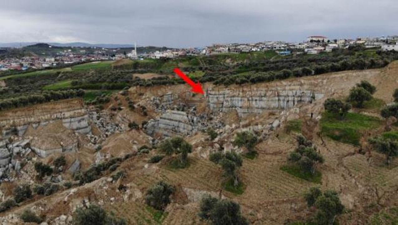 Hatay'da 5 metrelik dev fay yarığının yuttuğu mahalle, yakın bir yer olursa taşınacak