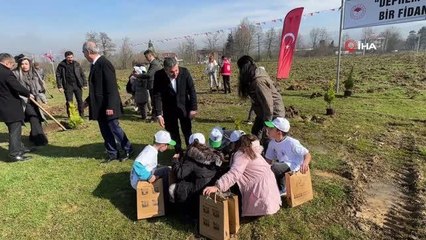 Fidanlar deprem şehitleri için toprakla buluşturuldu