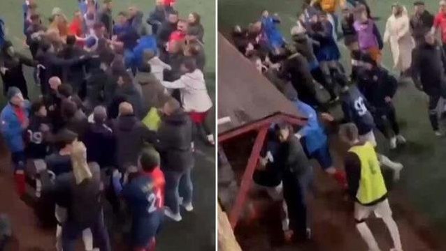 Üsküdar'da utanç verici anlar! Çocukların maçında yeşil saha boks ringine döndü