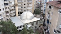 Ağır hasarlı caminin minaresi tedirgin ediyor