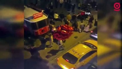 Galata’da “pes” dedirten görüntüler: Hastane yolunu kesip halay çektiler