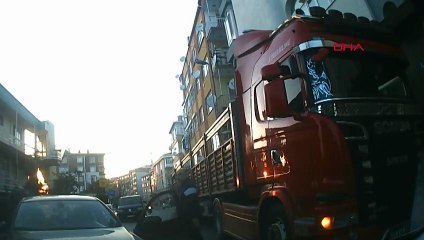 Üç kez otomobilinden inip kadın sürücünün üzerine yürüdü! “O videoyu sildiğini göreceğim”