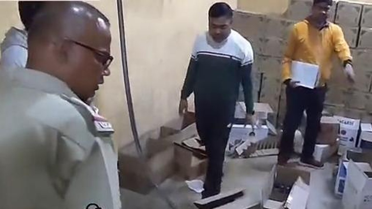 দঃদিনাজপুরঃ চোরের কান্ড দেখে অবাক পুলিশও! লুট আস্ত মদের দোকান