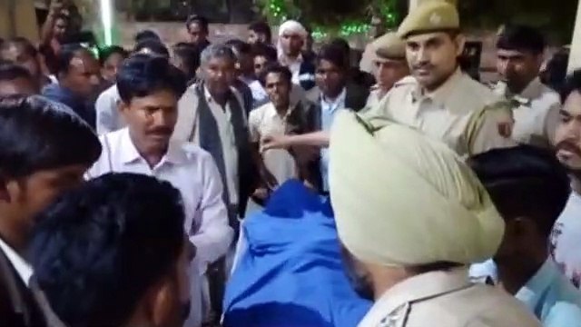 सड़क दुर्घटना में युवक की मौत, शव रख कर किया प्रदर्शन, पुलिस ने की समझाइश