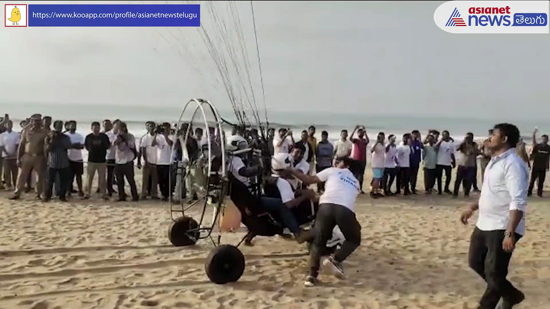 విశాఖ తీరంలో పారాగ్లైడింగ్ ... మంత్రి సురేష్ కు తప్పిన ప్రమాదం 