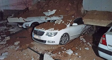 İstinat duvarı çöktü: 11 otomobil enkaz altında kaldı