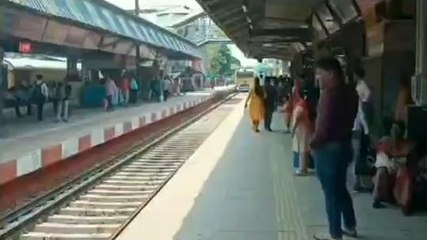 উঃ ২৪ পরগনা: রবিবাসরীয় সকালে চরম ভোগান্তি, শিয়ালদহ শাখায় বাতিল বহু ট্রেন