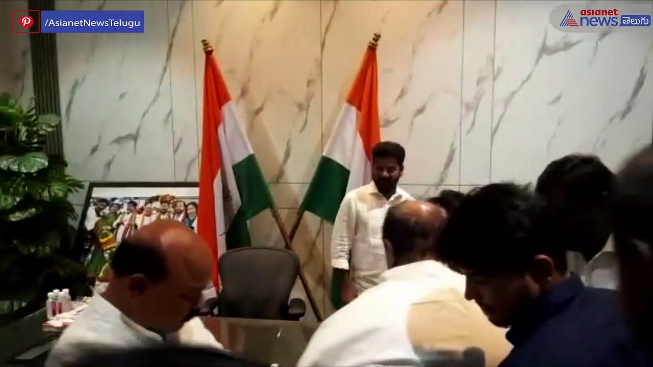 వీల్ ఛైర్ పై గాంధీ భవన్ కు డీఎస్... ఆత్మీయ ఆలింగనాలతో సీనియర్ల సందడి  