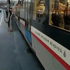 Göz göre göre tramvaya çarptı