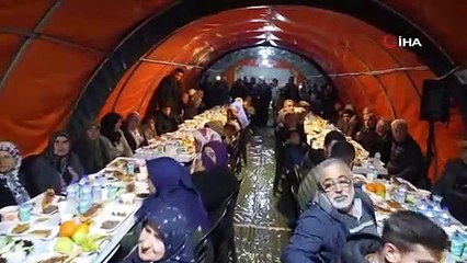 Bakan Kurum, Mehmetçik İftar Çadırı'nda depremzedelerle orucunu açtı