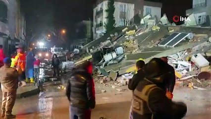 Adıyaman’da ağır hasarlı 4 katlı bina çöktü