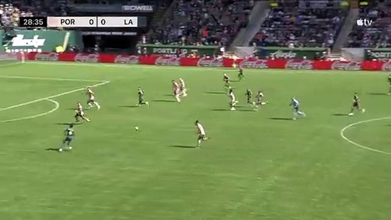 Riqui Puig, a punto de marcar un golazo contra Portland Timbers / REDES