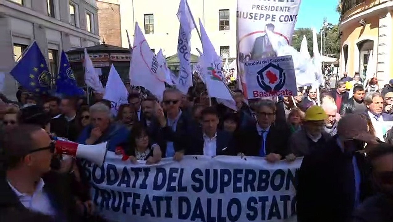 Al corteo gli esodati dal Superbonus insultano Meloni, Conte li avverte: "Se si ripete mene vado"